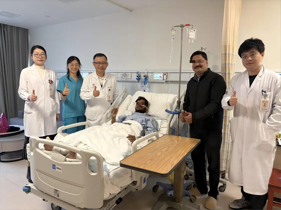 John与陈向军教授团队在国际医疗病房合影